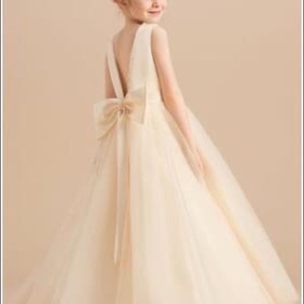 White flower girl dress size 6- beautiful